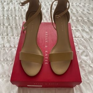 Kelly & Katie size 8.5 nude kitten heels